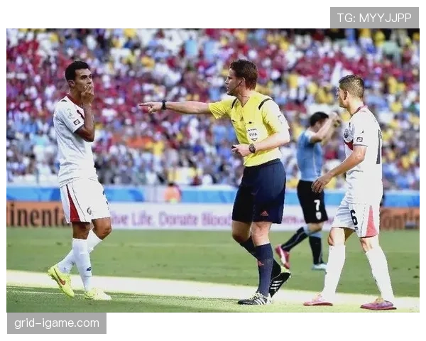 规则拆解：足球比赛中裁判手势代表的判罚含义全面解析