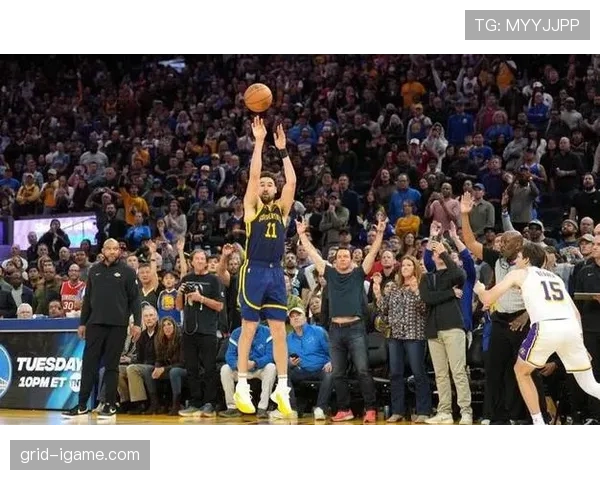 里夫斯组织无球跑动拉扯防线使替补进攻比上季更高效