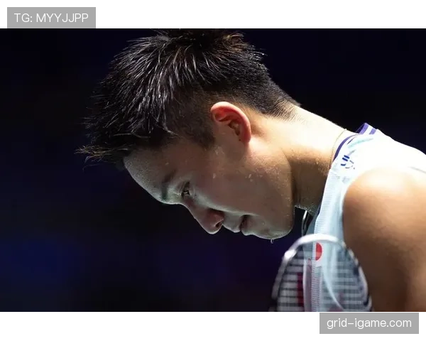 刷到桃田贤斗的休赛日早餐照——那摆设和账单把我直接打回凡人